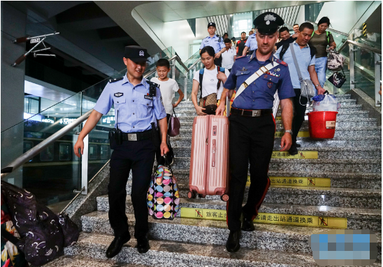 意大利警察现身重庆西站 与重庆民警展开联合巡逻