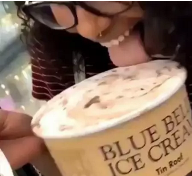 洛杉矶|  恶心！美国女子把舔过的冰淇淋放回沃尔玛！恐面临20年刑期
