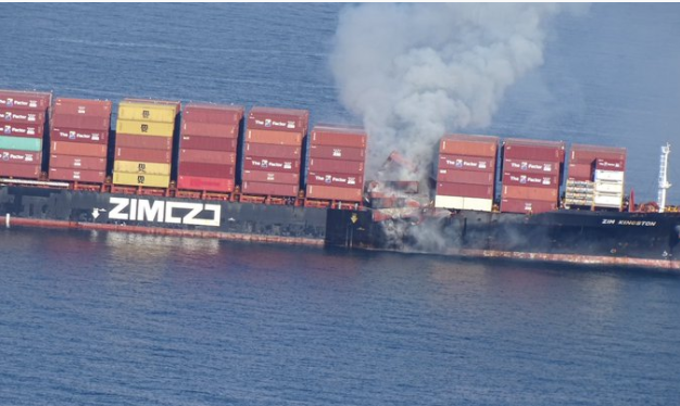 加拿大起火货轮仍有5名船员滞留 货箱内装有危险易燃物！