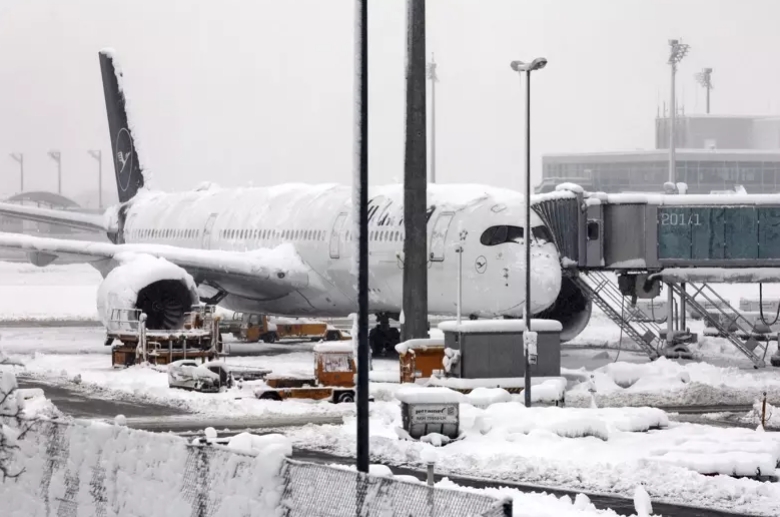 暴雪袭欧，慕尼黑冰封变孤岛，飞机火车全停！
